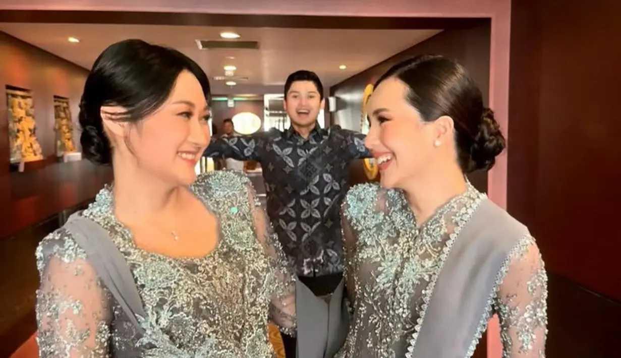 Kedua ipar ini kompak mengenakan gaya rambut sanggul modern tanp aksesori. Dan riasan wajah naturalnya. [@bebytsabina]