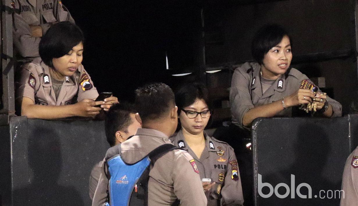 Tiga Polwan bertugas menjaga keamanan sambil menyaksikan laga Bhayangkara FC melawan Semen Padang pada babak delapan besar Piala Presiden 2017 di Stadion Manahan, Solo, (26/2/2017). (Bola.com/Nicklas Hanoatubun)