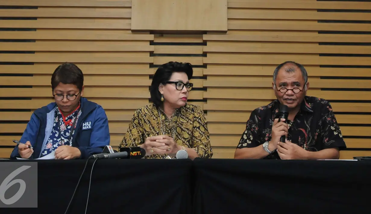 Ketua KPK Agus Rahardjo (kanan) memberi memberikan keterangan pers terkait OTT Walikota Cimahi di Gedung KPK, Jakarta, Jumat (2/12). Suap diduga terkait ijon proyek pembangunan Atas Baru tahap II dengan total Rp57 Milyar.(Liputan6.com/Helmi Afandi)