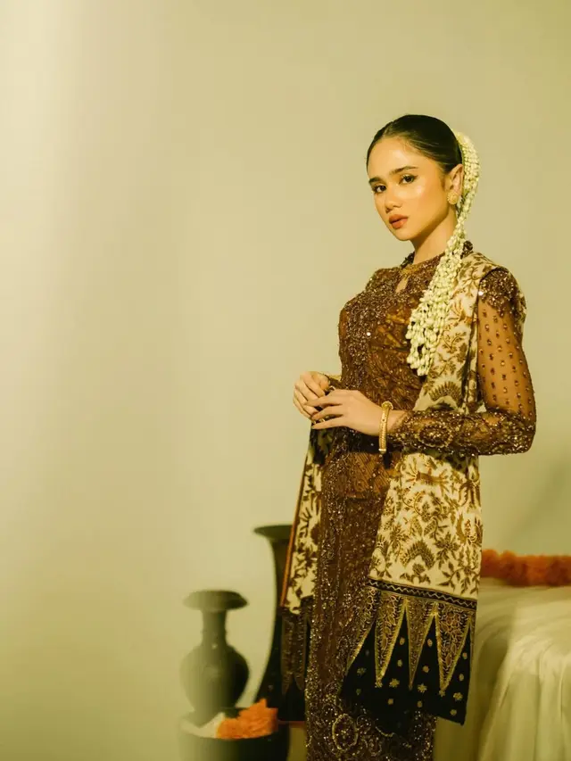 Tissa Biani Kenakan selendang batik. [@tissabiani]