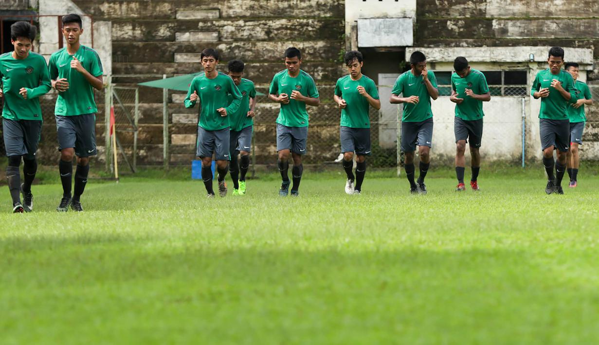Para pemain Timnas Indonesia U-19 berlari ringan saat latihan di Stadion Padomar, Yangon, Sabtu (9/9/2017). Pada laga Piala AFF U-18 selanjutnya Timnas U-19 akan melawan Vietnam U-19. (Liputan6.com/Yoppy Renato)