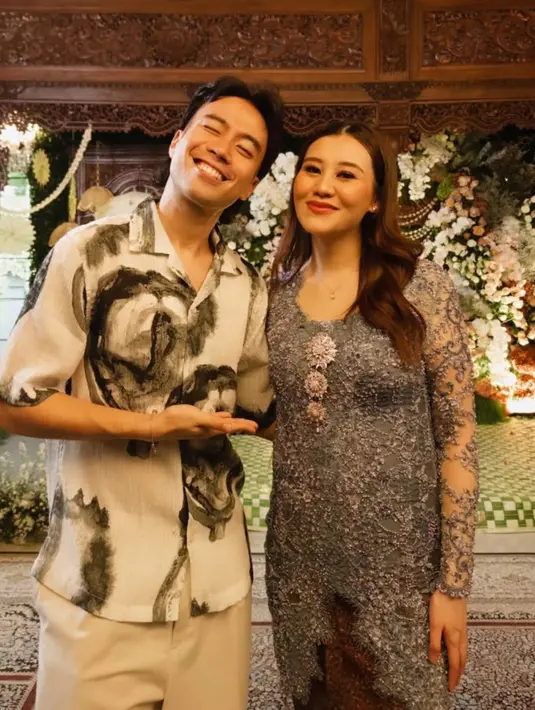 Tak ketinggalan, Vidi Aldiano tampil kasual dan stylish dengan kemeja bermotif dominan putih serta celana panjang warna krem. [@mrsayudewi/@alyssadaguise/@mahalini/@vidialdiano].