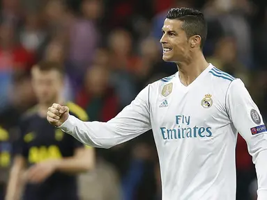 Bintang Real Madrid, Cristiano Ronaldo, merayakan gol ke gawang Tottenham pada laga Liga Champions di Stadion Santiago Bernabeu, Madrid, Selasa (17/10/2017). Kedua klub bermain imbang 1-1. (AP/Fransisco Seco)