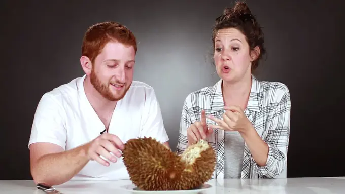 Reaksi Konyol Orang Amerika Ketika Coba Durian untuk Pertama Kali