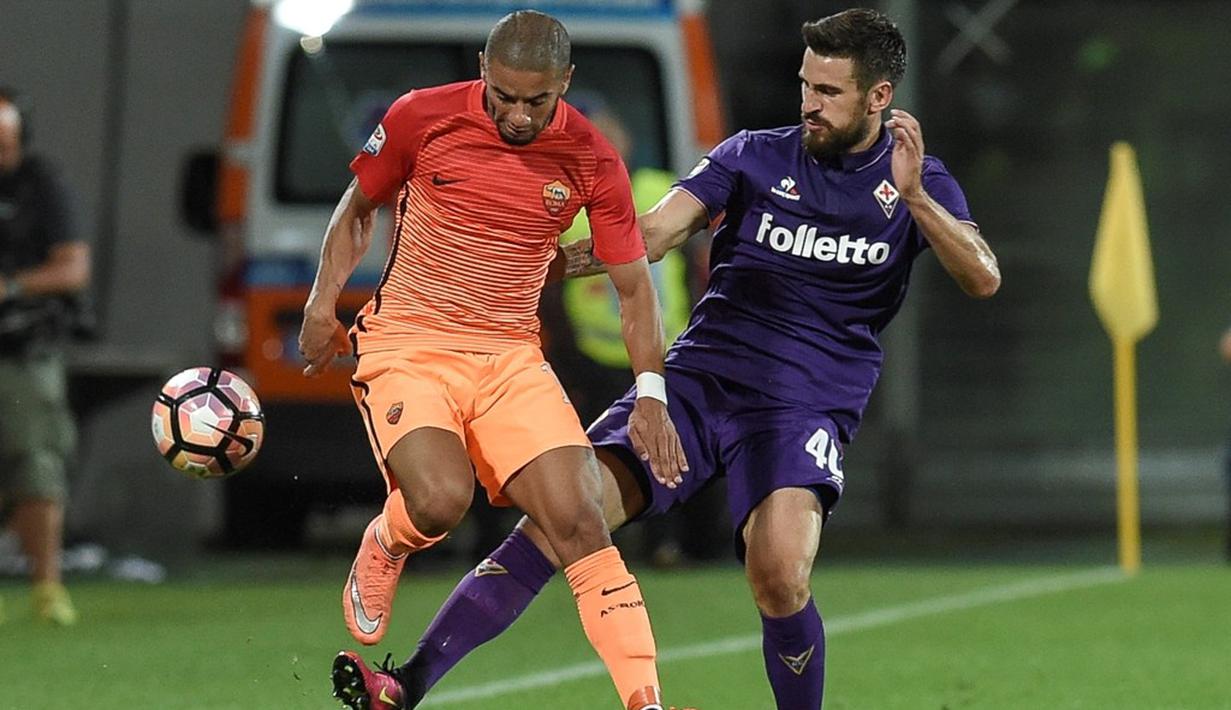 Pemain AS Roma, Bruno Peres (kiri), berebut bola dengan pemain Fiorentina, Nenad Tomovic, pada lanjutan Serie A di Artemio Franchi, Firenze, Senin (19/9/2016) dini hari WIB. (AFP/Andreas Solaro)