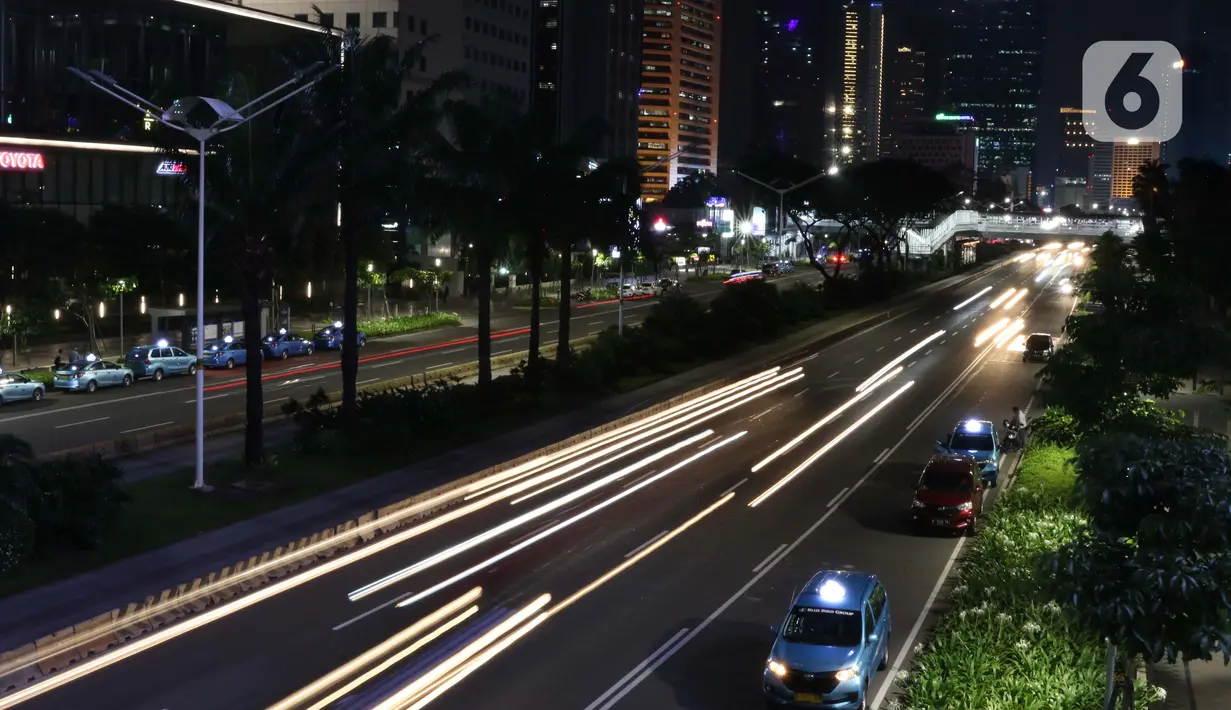 Suasana arus lalu lintas di Jalan Jenderal Sudirman, Jakarta, Selasa (22/4/2020). Gubernur DKI Jakarta, Anies Baswedan resmi memperpanjang masa penerapan Pembatasan Sosial Berskala Besar (PSBB) di Jakarta hingga 28 hari kedepan yakni 22 Mei 2020. (Liputan6.com/Helmi Fithriansyah)