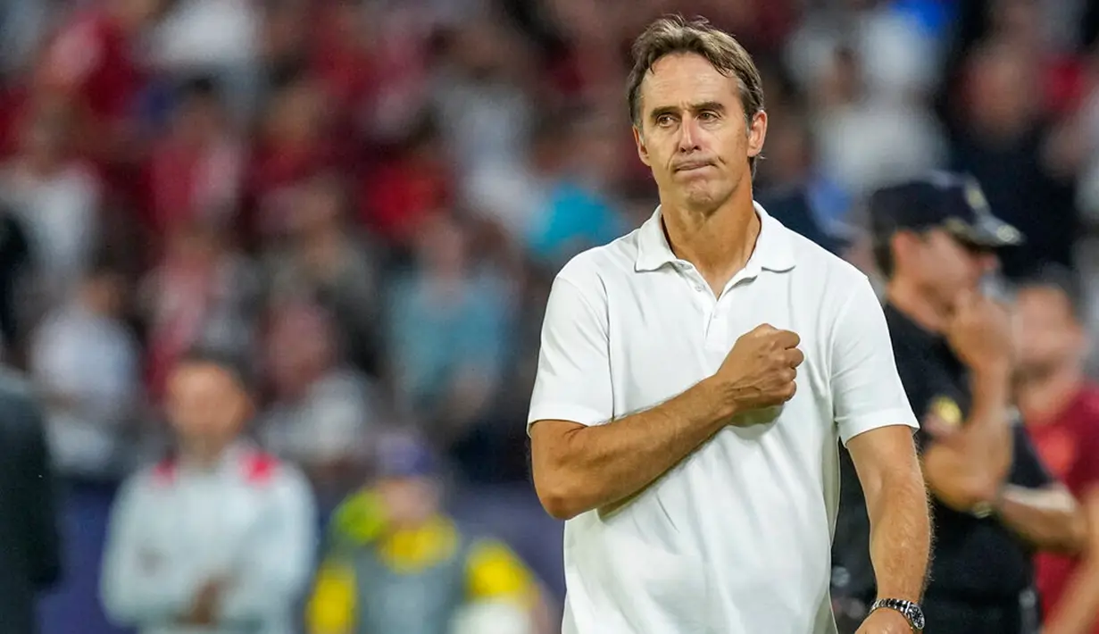Reaksi pelatih kepala Sevilla Julen Lopetegui usai melawan Borussia Dortmund pada pertandingan Grup G Liga Champions di Stadion Ramon Sanchez Pizjuan, Sevilla, Spanyol, 5 Oktober 2022. Meski bermain di hadapan suporter sendiri, Sevilla tumbang 1-4. (AP Photo/Jose Breton)