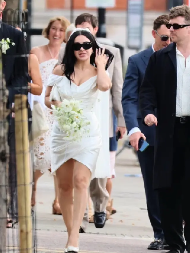 Busana Pengantin Nyentrik Charli XCX Saat Dinikahi George Daniel The 1975, Langsung Nongkrong di Restoran