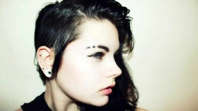 'Eyebrow Slits', Ketika Alis Terpotong Jadi Tren Kecantikan