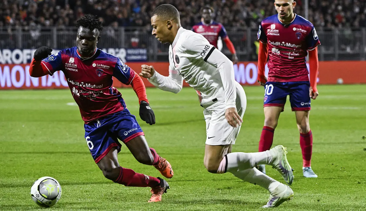 Gol itu membuat PSG kian pede dalam menyerang. Di menit 74, Neymar mengirim umpan lambung dan Mbappe lagi-lagi berhasil mematahkan jebakan offside. Ia berhasil melewati kiper Clermont dan menceploskan bola ke gawang kosong. Skor berubah menjadi 4-1. (AFP/Thierry Zoccolan)