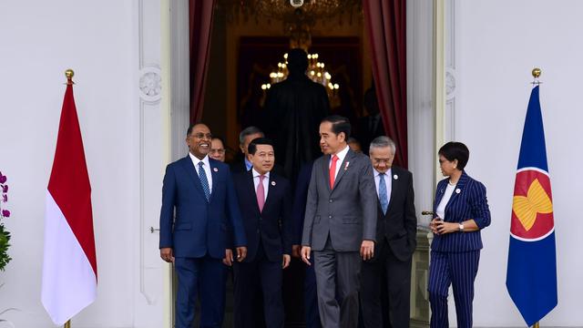 Presiden Jokowi menerima kunjungan kehormatan para Menlu ASEAN dan Sekjen ASEAN, di Istana Merdeka Jakarta, Jumat (3/2/2023)