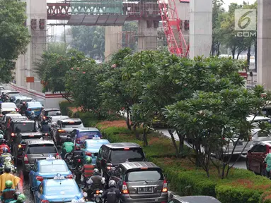 Kendaraan terjebak kemacetan di Jalan HR Rasuna Said, Kuningan, Jakarta, Jumat (18/1). Penyempitan jalan akibat pembangunan proyek light rail transit (LRT) berimbas pada kemacetan di kawasan tersebut. (Liputan6.com/Immanuel Antonius)
