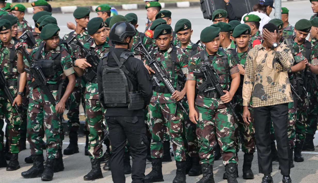 Pengamanan terhadap Paus Fransiskus di area Bandara Soekarno-Hatta tersebut diterapkan menjadi tiga penguatan atau penebalan menjadi tiga lapis. (BAY ISMOYO / AFP)