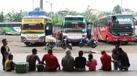 Calon pemudik beristirahat di Terminal Pulo Gebang, Jakarta, Kamis (22/6). Memasuki H-3 Idul Fitri, Terminal Pulo Gebang mulai dipadati ribuan pemudik dengan berbagai tujuan, termasuk ke luar Pulau Jawa. (Liputan6.com/Immanuel Antonius)