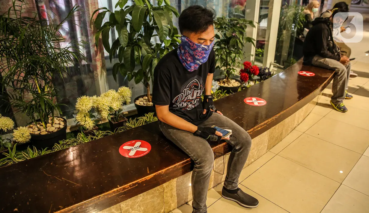 Stiker tanda jaga jarak di Mal Central Park, Jakarta, Rabu (3/6/2020). Selain menerapkan protokol kesehatan ketat, sejumlah pusat perbelanjaan juga menyediakan fasilitas pendukung 'physical distancing' sebagai persiapan operasional di era normal baru. (Liputan6.com/Faizal Fanani)