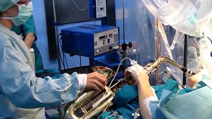Laki-laki Ini Malah Main Saksofon Selama Operasi Otak