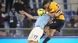 Gelandang Sampdoria Mehdi Leris berebut bola dengan bek Lazio Adam Marusic pada lanjutan Liga Italia pekan ke-24 di Stadio Olimpico, Roma, Italia, pada Selasa (28/2/2023) dini hari WIB. Gol semata wayang Luis Alberto di babak kedua membuat partai Liga Italia antara Lazio vs Sampdoria usai dengan skor 1-0.  (AP Photo/Andrew Medichini)