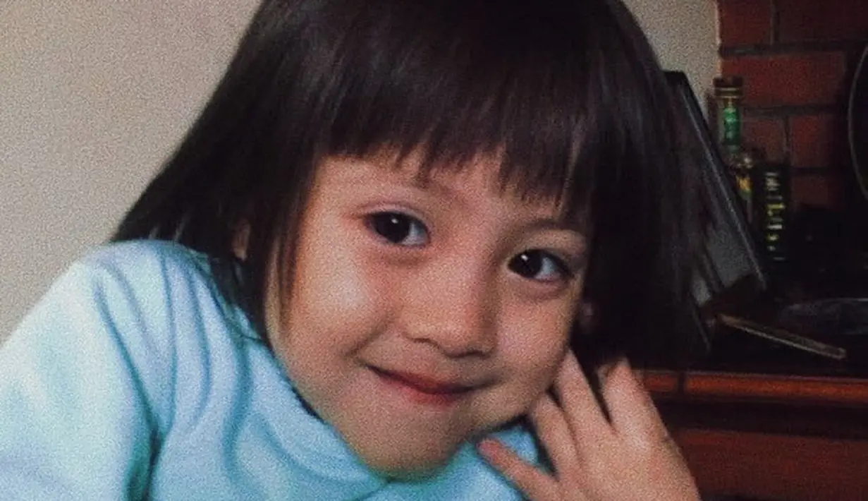 Zara pun berbagi cerita lagi, termasuk mengunggah foto masa kecilnya yang menggemaskan ini. (Instagram @zaraadhsty)