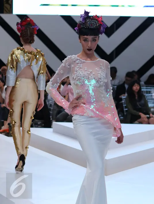 Model memamerkan busana desainer dari Singapura, Frederick Lee pada Fashion Nation 10th edition "A Decade of Pure Dacadance" di Senayan City, Jakarta, (14/4). Sederet busana dihadirkan dengan siluet dan warna yang berani. (Liputan6.com/Herman Zakharia)