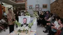 Dari pantauan, ibunda Mike tidak jauh-jauh dari peti jenazah. Sesekali berdiri mengamati putranya. Malam ini, akan diadakan ibadah penghiburan, GBI Bintaro pada pukul 19.00. (Adrian Putra/Bintang.com)