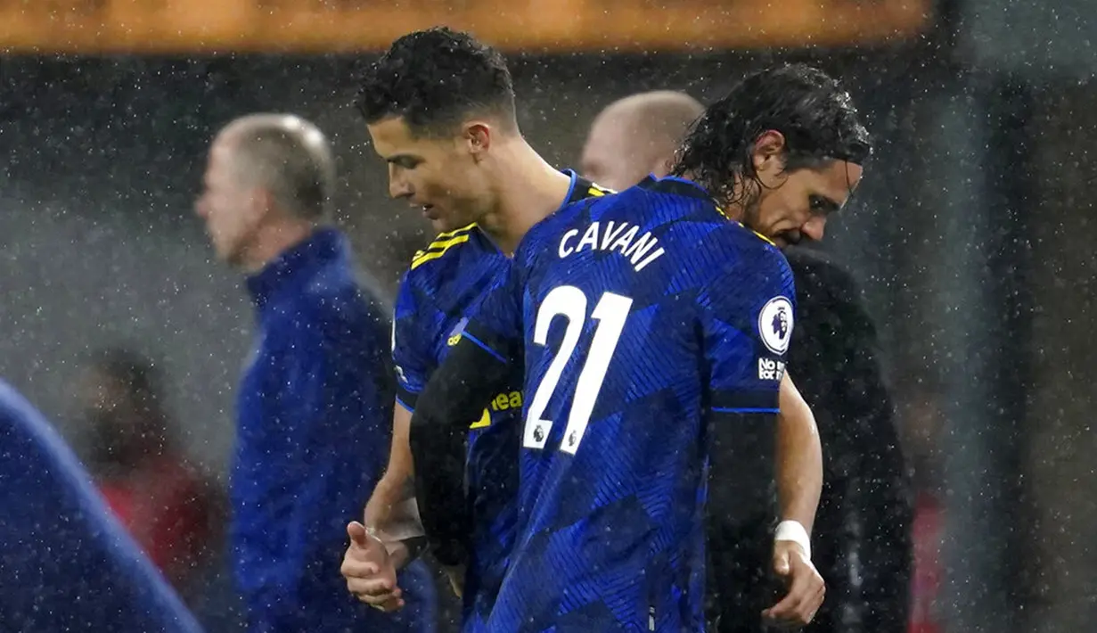Pemain Manchester United Cristiano Ronaldo (kiri depan) menggantikan rekannya Edinson Cavani saat melawan Burnley pada pertandingan sepak bola Liga Inggris antara Burnley dan Manchester United di Turf Moor, Burnley, Inggris, 8 Februari 2022. Pertandingan berakhir imbang 1-1. (AP Photo/Jon Super)