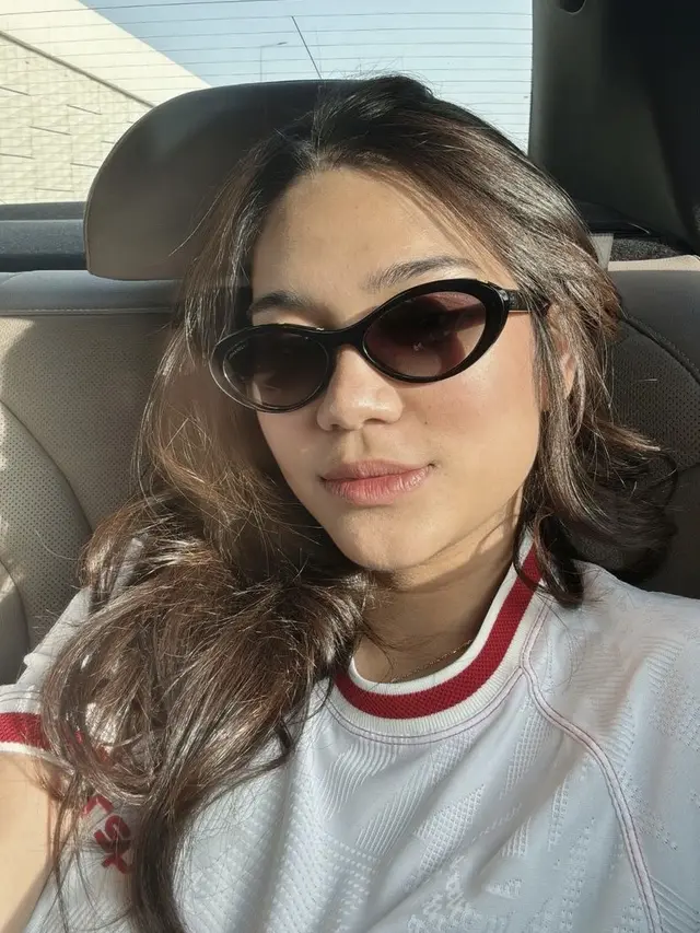 Potret Gaya Istri Pemain Timnas Pratama Arhan dan Witan Sulaeman. [@azizahsalsha_]