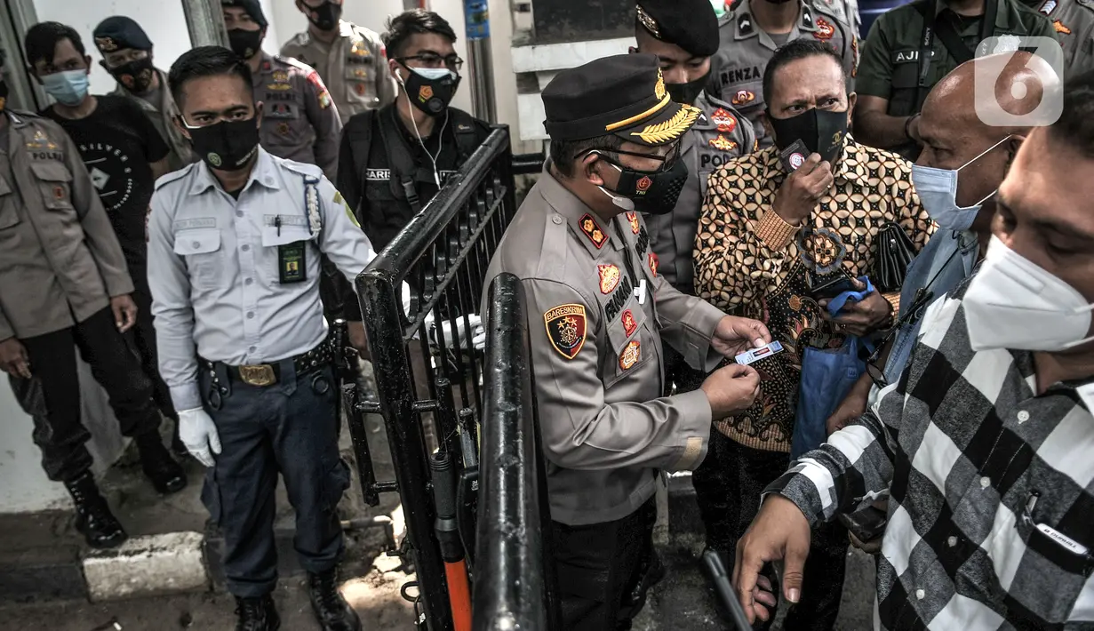 Penjagaan ketat di pintu masuk Pengadilan Negeri Jakarta Timur saat sidang perdana Rizieq Shihab, Jakarta, Selasa (16/3/2021). Meski sidang digelar secara virtual, polisi tetap menjaga ketat PN Jakarta Timur guna mencegah kerumunan massa. (merdeka.com/Iqbal S. Nugroho)