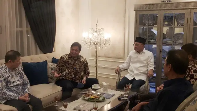 Ketua Umum Partai Golkar Airlangga Hartarto bertemu dengan dua ketum partai politik