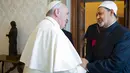 Paus Fransiskus (kiri) terlihat menyambut kedatangan Imam Besar Al-Azhar Sheikh Ahmed Mohamed el-Tayeb di Vatikan, Senin (23/5). Syekh Tayyib tiba untuk beraudiensi dengan Paus Fransiskus di Istana Apostolik. (Handout/Osservatore Romano/AFP)