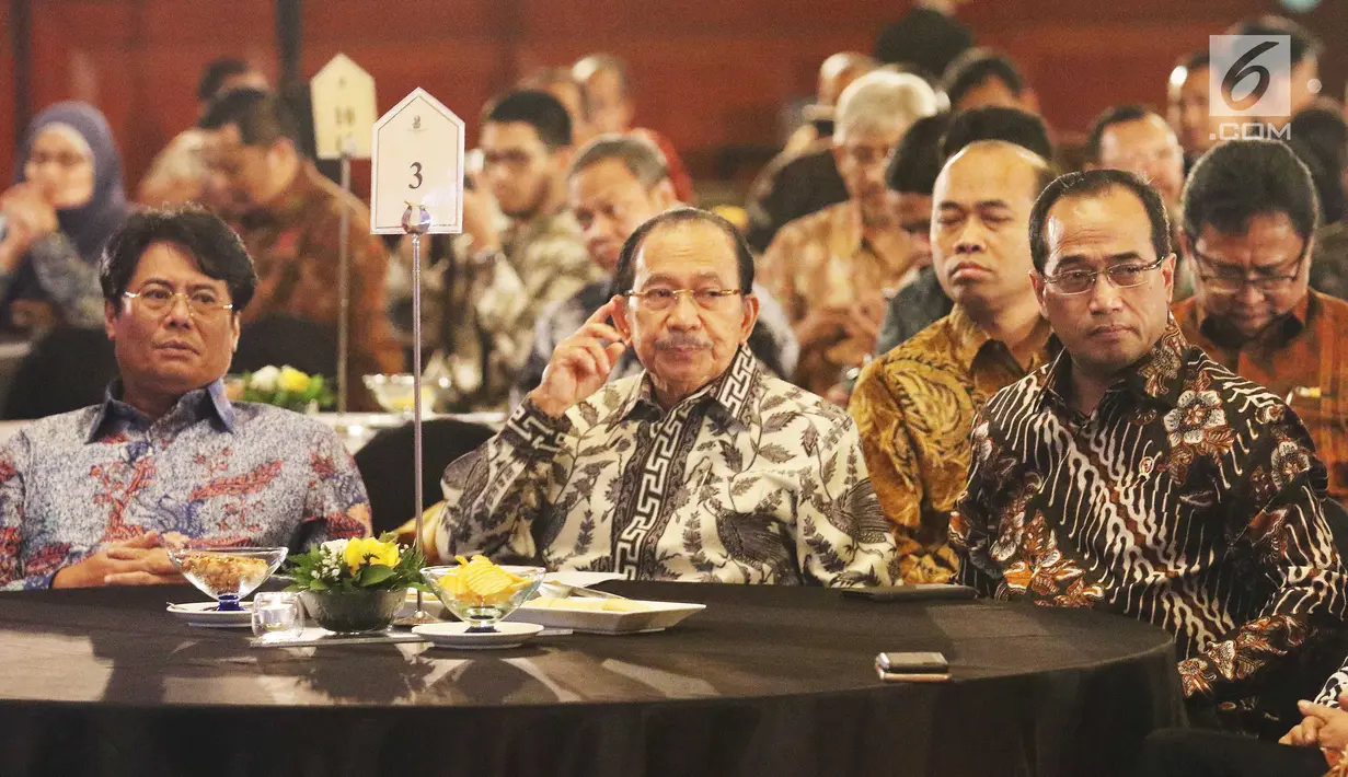 Menteri Perhubungan (Menhub) Budi Karya Sumadi dan Ketua Dewan Juri, Tanri Abeng pada malam Anugerah BUMN 2017 di Jakarta, Jumat (15/9).  Acara ini mengusung tema “Peningkatan Nilai BUMN bagi Negeri”. (Liputan6.com/Angga Yuniar)