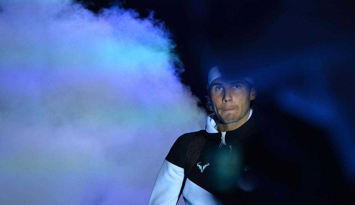  Petenis Spanyol, Rafael Nadal memasuki lapangan saat menghadapi petenis Swis Stan Wawrinka pada Turnamen ATP World Tour di London, Inggris, Senin (16/11/2015).  (AFP Photo/Glyn Kirk)