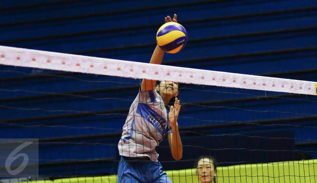 Tim voli Jakarta Elektrik PLN saat menjalani latihan di GOR C'Tra Arena, Bandung, Jawa Barat, Sabtu (15/4). Sebelumnya, Jakarta Elektrik PLN memastikan lolos ke final Proliga 2017 usai menumbangkan Popsivo Polawan. (Liputan6.com/Yoppy Renato)