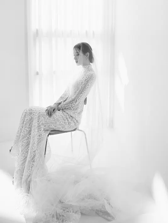 <p>Cha Chung Hwa yang mengenakan gaun pengantin duduk dengan anggun. Gaun cantiknya mengekspose proporsi tubuhnya yang ideal. Sari angle ini, Cha Chung Hwa tampak manglingi. (Foto: IOK Company via Soompi)</p>