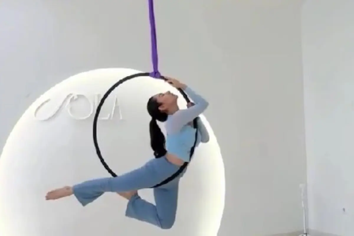 Potret Dinda Kirana saat Jalani Aerial Hoop (credit: instagram/dindakirana.s)