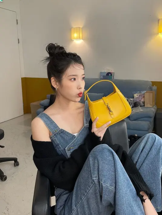 <p>Di sini, IU tampil dengan gaya rambut bun. Rambut panjangnya diikat dan ditarik ke atas, tampilan sederhana, namun tetap berhasil membingkai wajahnya dengan baik. Foto: Instagram.</p>