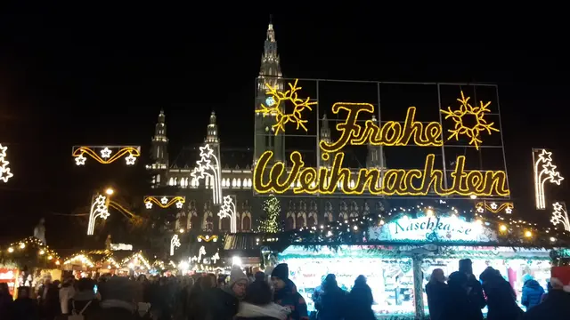 Halaman Rathaus (Balaikota) Wina pada malam Natal hanya dijaga satu mobil polisi. (Liputan6.com/Reza Khomaini)