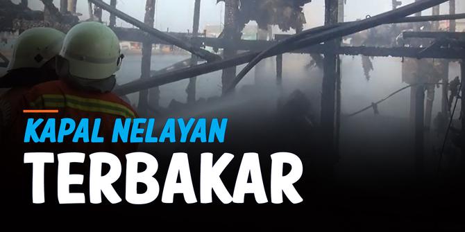 VIDEO: Tengah Berandar, Kapal Nelayan Terbakar