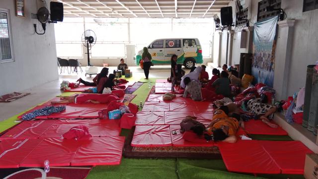 Warga Ciangsana, Bogor mengungsi karena rumahnya rusak akibat ledakan dan kebakaran gudang amunisi daerah kodam jaya. Ledakan dan kebakaran terjadi pada Sabtu 30 Maret 2024.