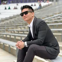 Gaya ganteng Boy William saat menggunakan jas [Foto: instagram.com/Boywilliam17]