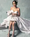 Valerie Thomas membagikan beberapa potret dirinya tampil seperti pengantin. Ia pun melakukan pemotretan bersama Photografer Vony Wong dengan property white cake.&nbsp;[@valerieethomas]