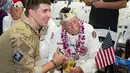 Seorang veteran, Delton Walling berfoto bersama seorang tentara sebelum upacara peringatan ke-75 tahun pengeboman Pearl Harbor dimulai di Honolulu, Hawaii (7/12). Serangan tersebut  menewaskan sekitar 2.403 jiwa tentara AS. (Reuters/ Craig Kojima)