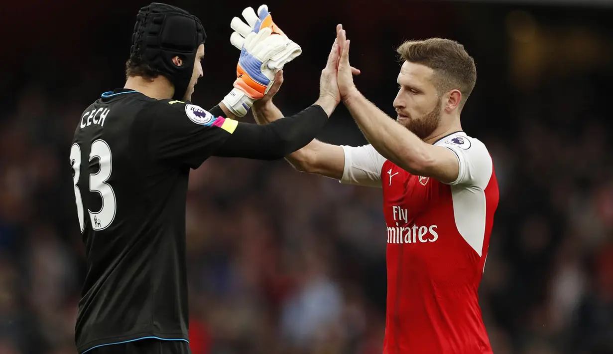 Pemain Arsenal, Petr Cech dan Shkodran Mustafi, merayakan keberhasilan menaklukkan Swansea pada laga Premier League di Stadion Emirates, London, Sabtu (15/10/2016). Arsenal menang 3-2 atas Swansea. (Reuters/John Sibley)