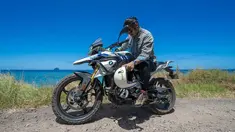Pria yang mempunyai darah Thailand dan Batak ini mengaku mempunyai kegemaran mengendarai motor sejak 2012. Bahkan ia sering meluangkan waktu berlibur bersama motor kesayangannya. Begini gaya Chicco saat menelusuri Larantuka, Nusa Tenggara Timur dengan motor BMW-nya.(Liputan6.com/IG/@chicco.jerikho)