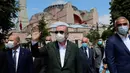Presiden Turki Recep Tayyip Erdogan melambaikan tangan ketika mengunjungi Hagia Sophia di distrik bersejarah Sultanahmet, Istanbul, Minggu (19/7/2020). Erdogan melakukan kunjungan mendadak ke Hagia Sophia, beberapa pekan setelah berubah menjadi masjid. (Turkish Presidency via AP, Pool)