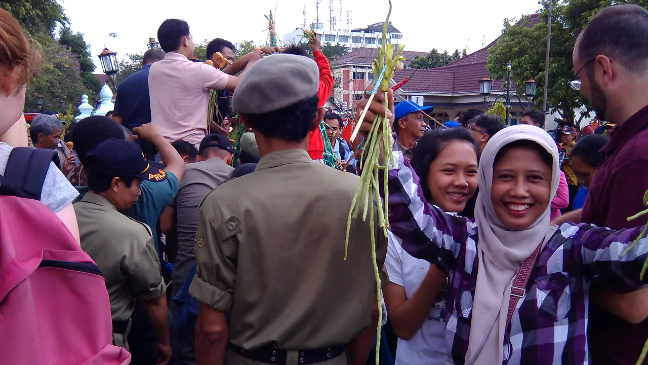 Ribuan Warga Berebut Gunungan Grebeg Syawal