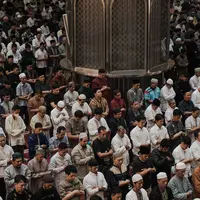 Adapun rangkaian qiyamul lail tersebut adalah pembacaan Alquran, tausiah, salat tasbih 4 rakaat, salat tahajud 8 rakaat, salat witir 3 rakaat, serta doa dan muhasabah. (merdeka.com/Nanda F. Ibrahim)