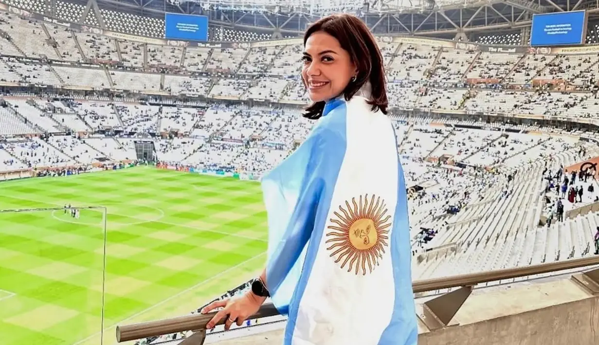 <p>Presenter acara Mata Najwa hadir langsung menonton laga final Piala Dunia 2022. Perempuan yang akrab disapa Nana ini mendukung Argentina. Benar saja, Argentina berhasil keluar sebagai juara dan Nana terlihat sangat sumringah. (Liputan6.com/IG/najwashihab)</p>