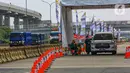 Pengendara melakukan vaksinasi COVID-19 di Gerbang Tol Cibubur Utama, Jakarta, Rabu (1/9/2021). Vaksinasi secara drive thru di ruas Tol Jagorawi mulai dari tanggal 1 September-30 September 2021. COVID-19. (Liputan6.com/Angga Yuniar)