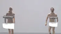 Dua orang penari balet menari telanjangg diiringi drone yang menutupi bagian intim mereka