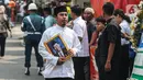 Kerabat membawa foto almarhum Wakil Presiden ke-9 Republik Indonesia, Hamzah Haz di Jalan Tegalan, Matraman, Jakarta, Rabu (24/7/2024). (Liputan6.com/Angga Yuniar)